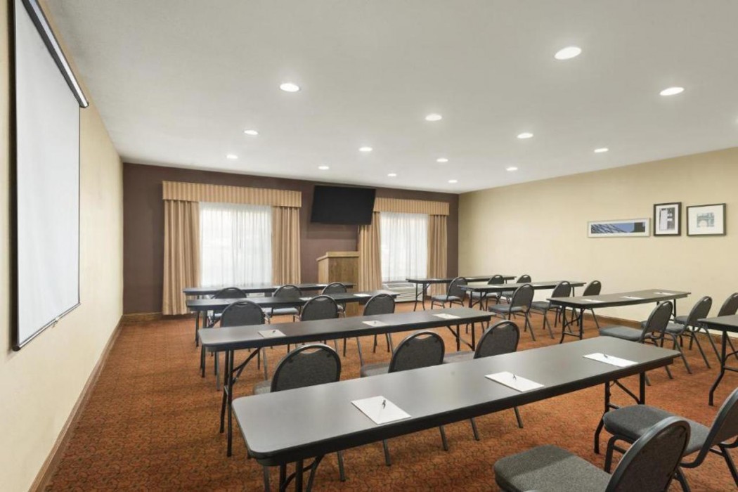 Country Inn & Suites by Radisson, Topeka West, KS 17/42