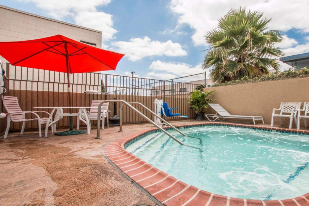 Quality Inn Downey 24/33