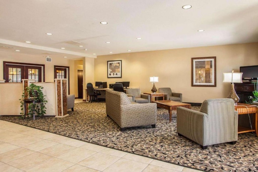 Comfort Suites Bloomington I-55 And I-74 3/25