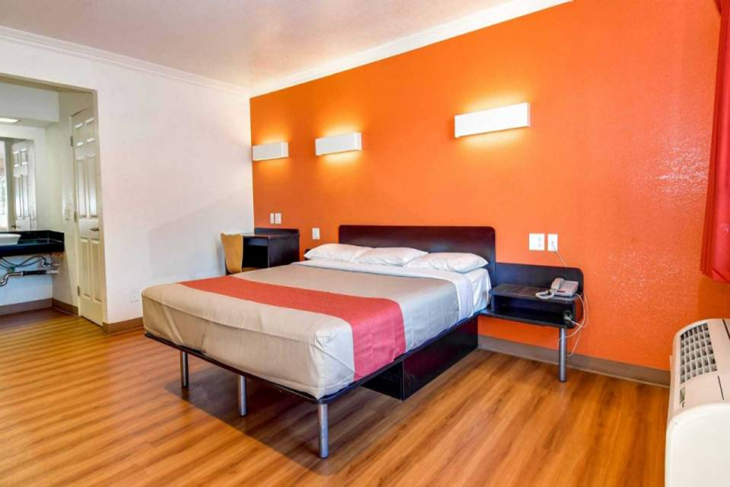 Motel6 Garden Grove, CA 7/40