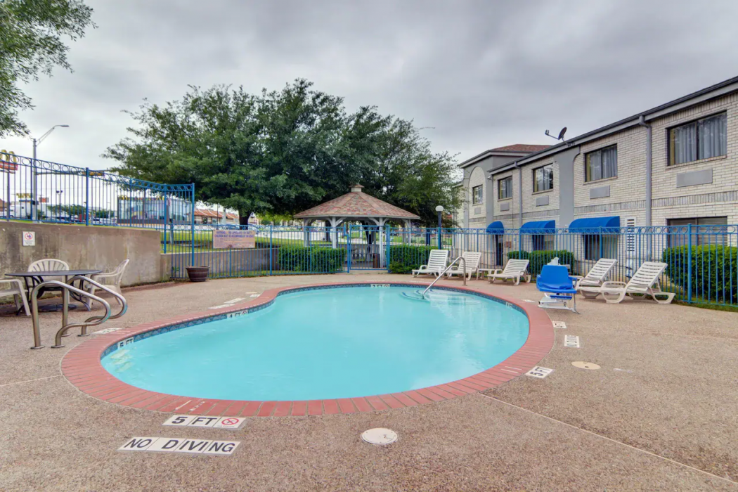 Quality Inn & Suites Grand Prairie 14/27