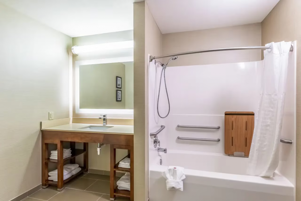 Comfort Suites Escanaba West 17/34