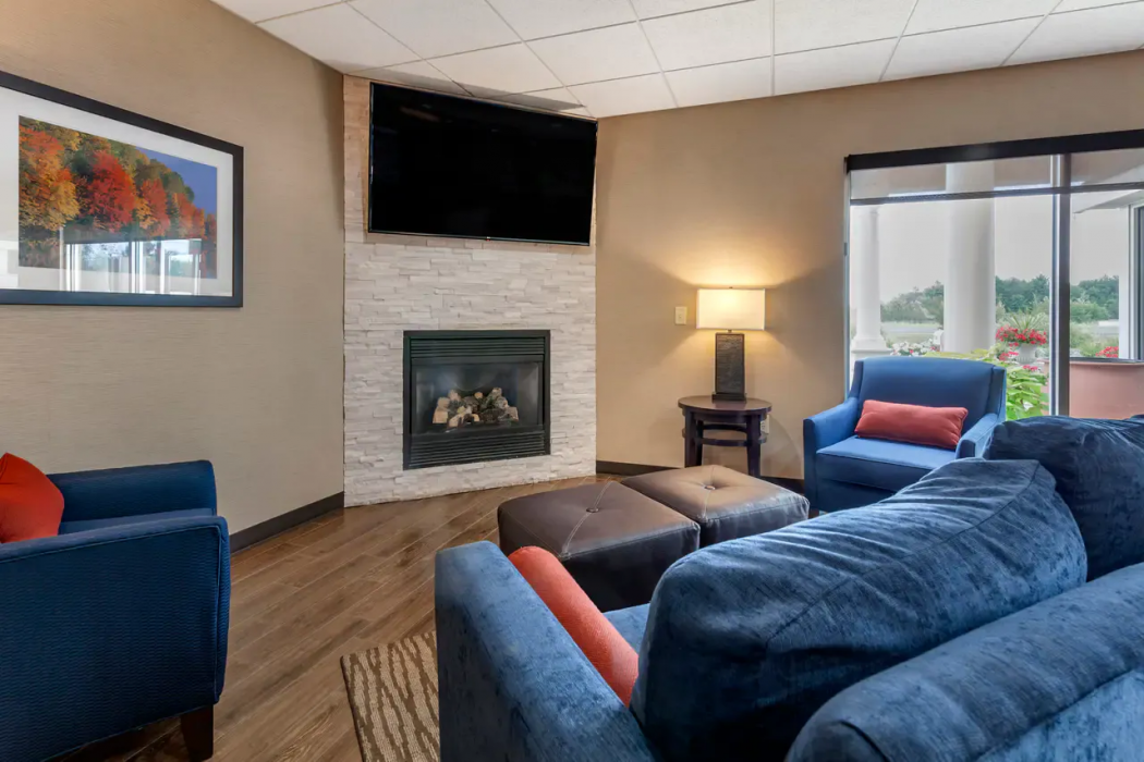 Comfort Suites Escanaba West 12/34