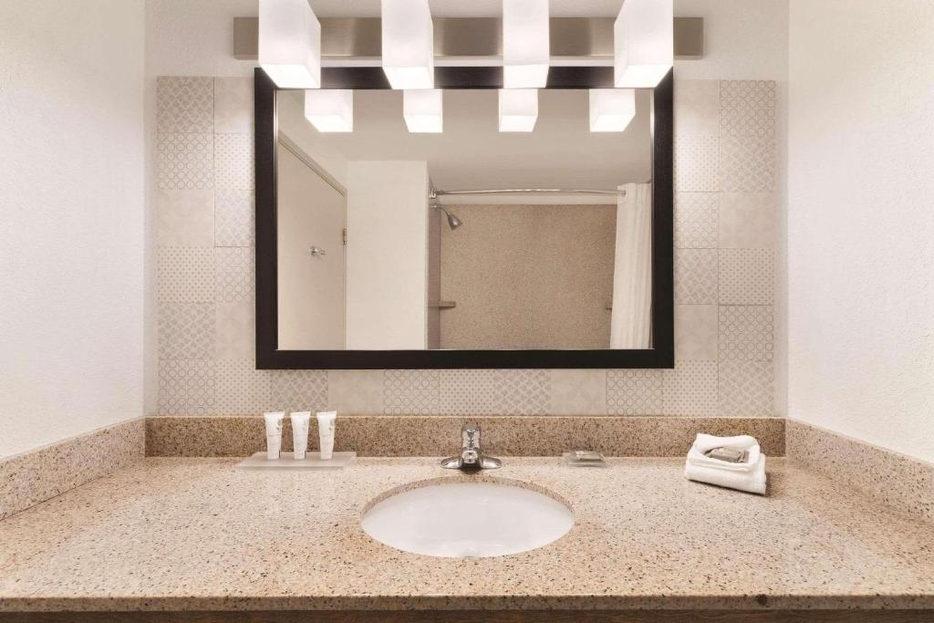 Country Inn & Suites by Radisson, Boone, NC 9/18
