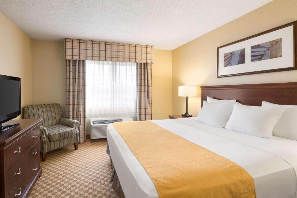 Country Inn & Suites By Radisson, Owatonna, MN 4/12