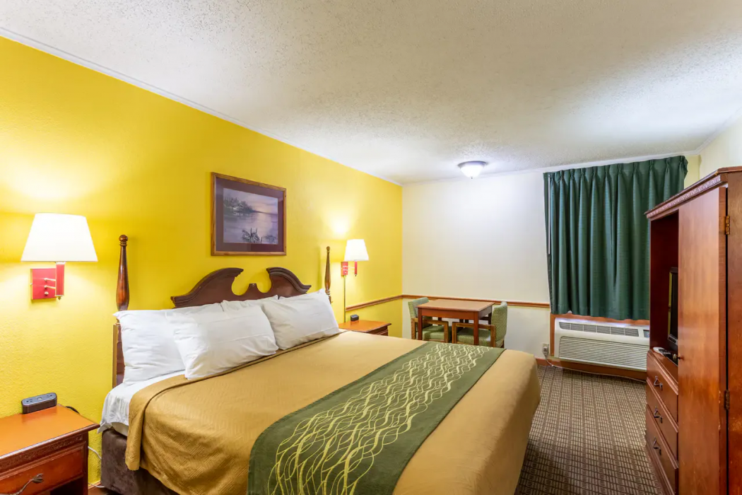 Econo Lodge Morgantown 10/31