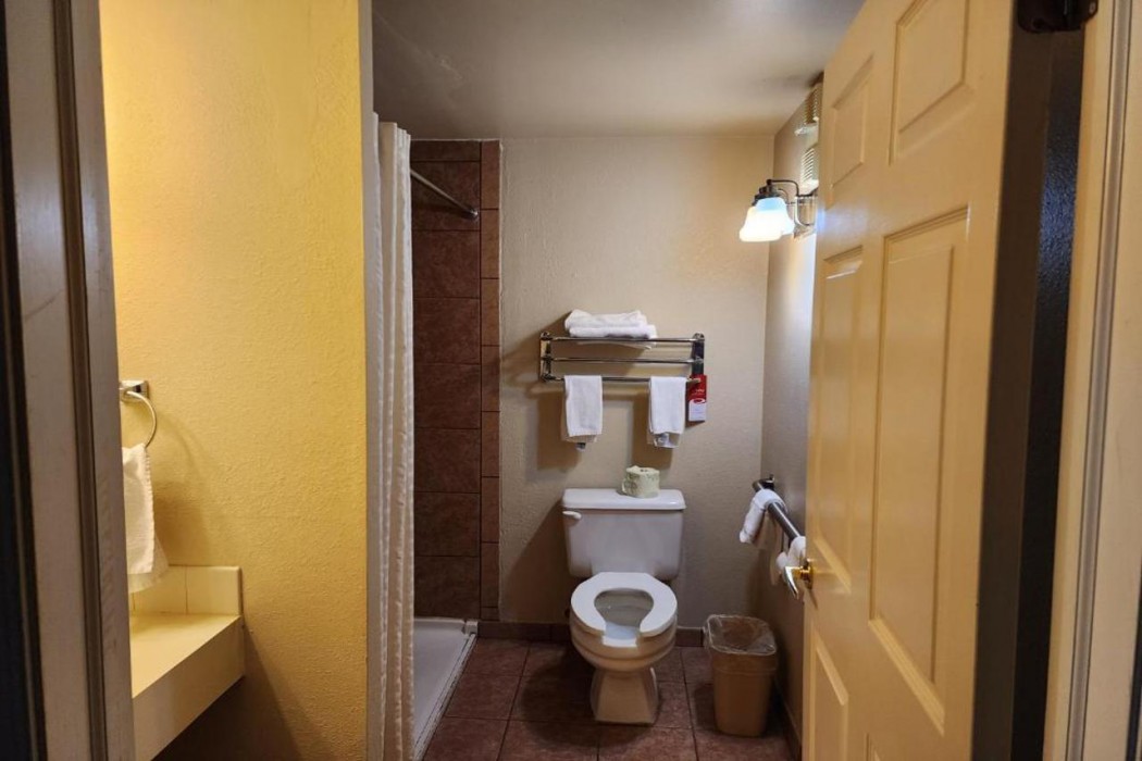 Econo Lodge & Suites Grand Rapids Airport 6/32