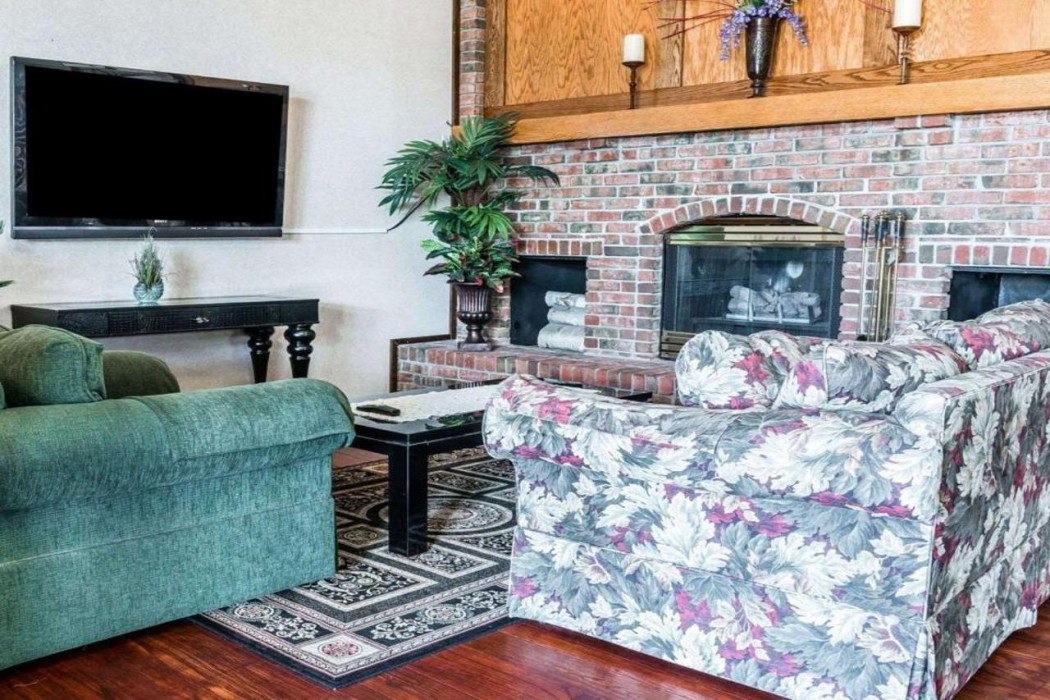 Econo Lodge & Suites Grand Rapids Airport 3/32