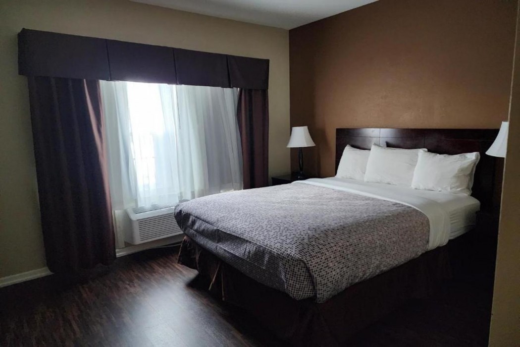 Econo Lodge & Suites Grand Rapids Airport 7/32