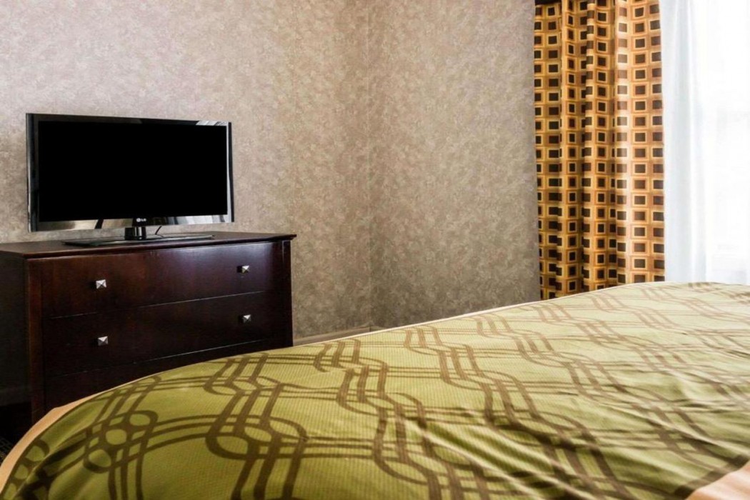 Econo Lodge & Suites Grand Rapids Airport 8/32