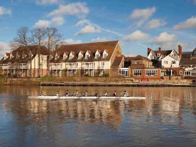 Sunday London Staines-upon-Thames Heathrow T5 in STAINES