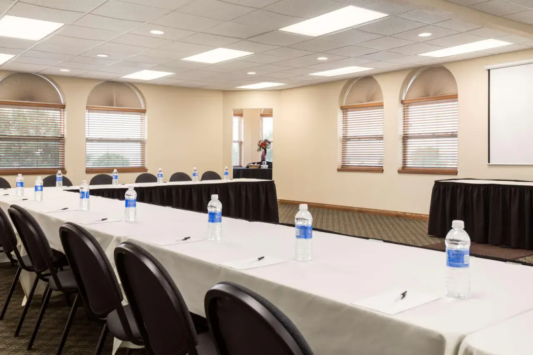 Country Inn & Suites by Radisson Lincoln North Hotel and Conference Center NE 9/22
