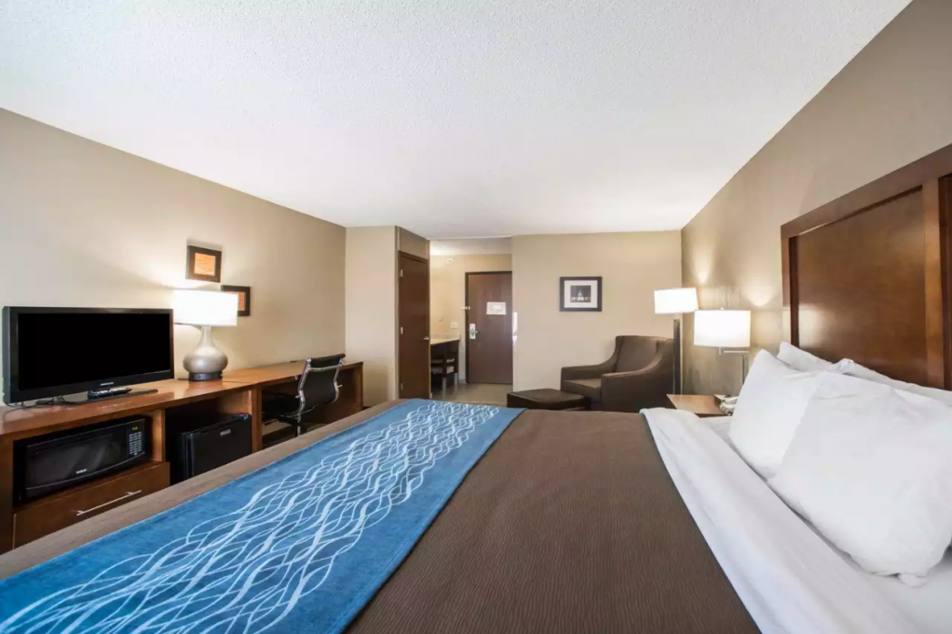 Comfort Inn & Suites Hazelwood - St. Louis 8/21