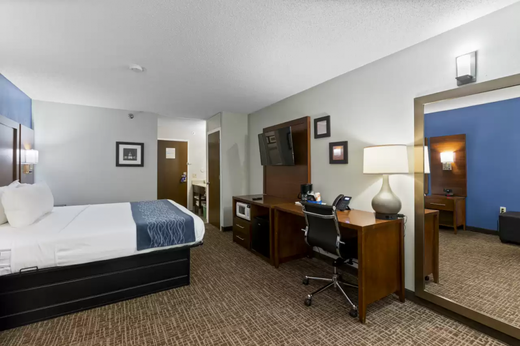 Comfort Inn & Suites Hazelwood - St. Louis 9/21