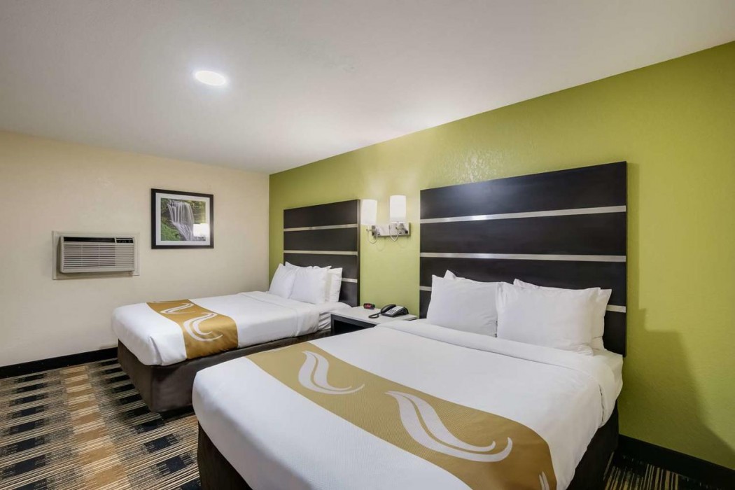 Quality Inn & Suites Mt. Chalet 12/36