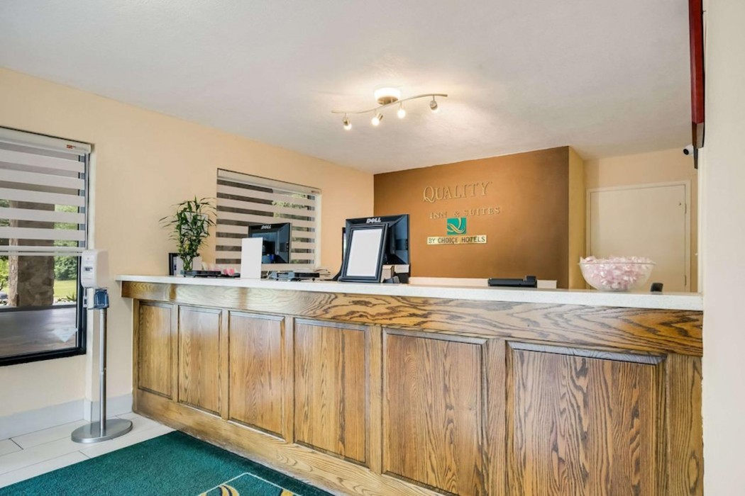 Quality Inn & Suites Mt. Chalet 4/36