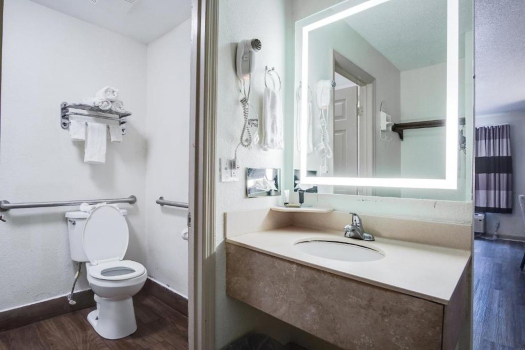 Cottonwood Suites Savannah Hotel and Conference Center 23/71