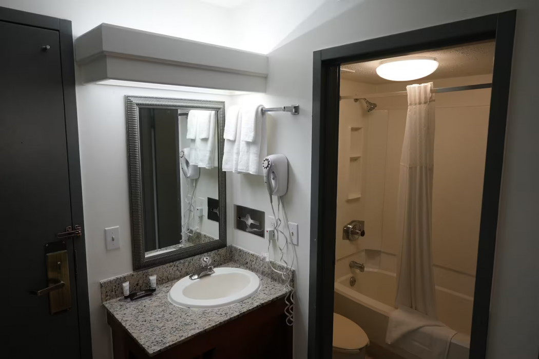 Ramada by Wyndham Tulsa Broken Arrow 30/32