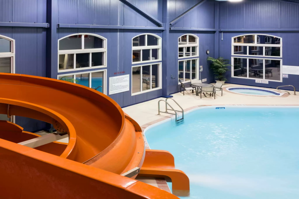 Radisson Hotel & Suites Fort McMurray 24/34