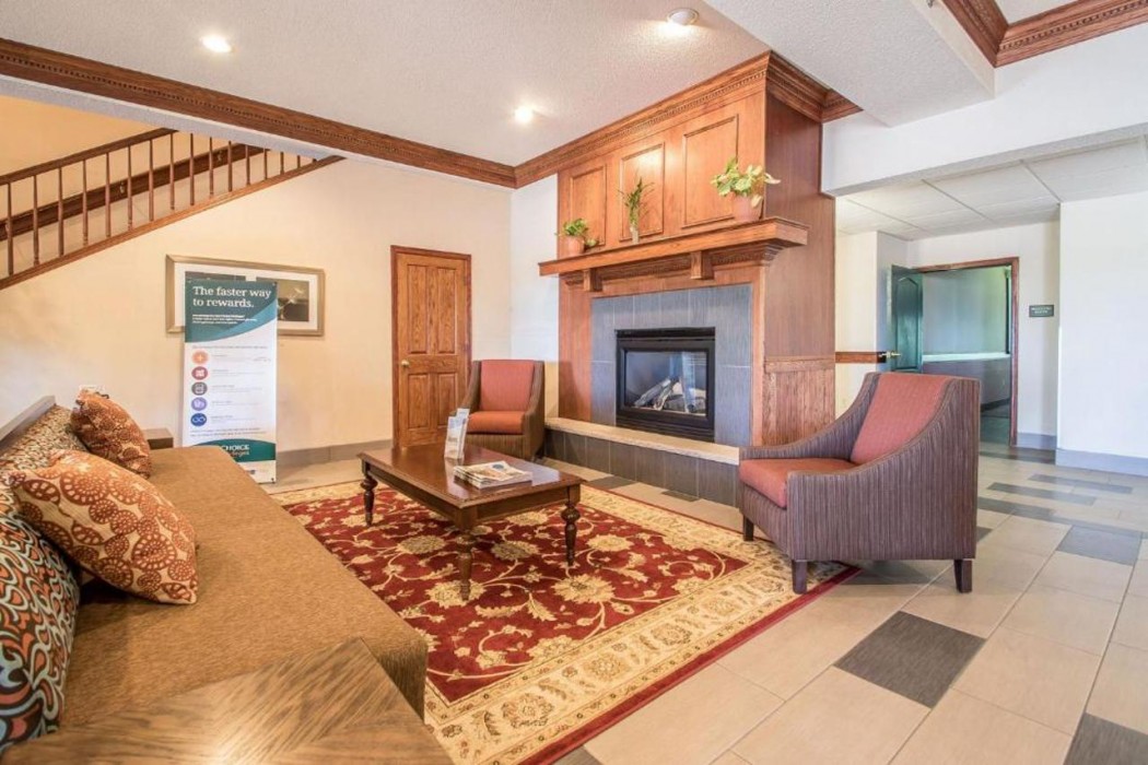 Quality Inn & Suites East Troy I-43 6/33