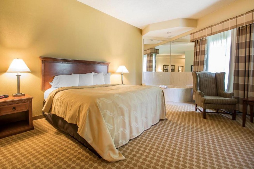 Quality Inn & Suites East Troy I-43 15/33