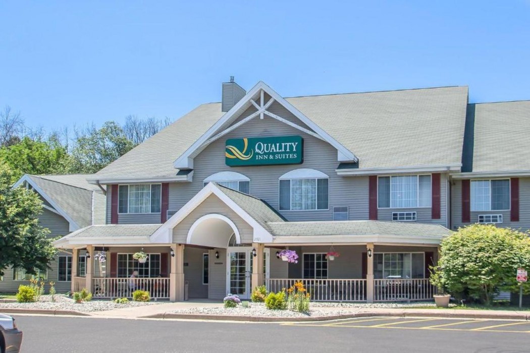 Quality Inn & Suites East Troy I-43 2/33
