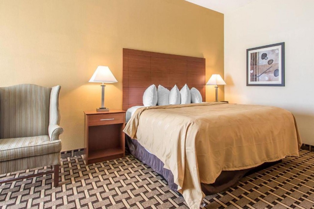 Quality Inn & Suites East Troy I-43 17/33