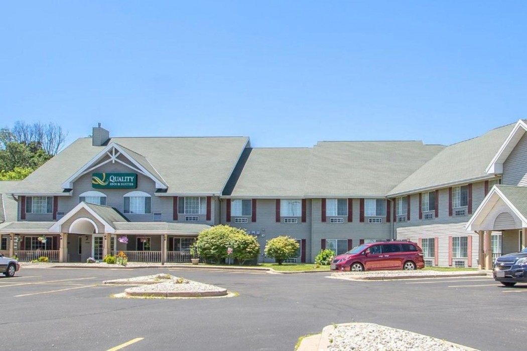 Quality Inn & Suites East Troy I-43 1/33