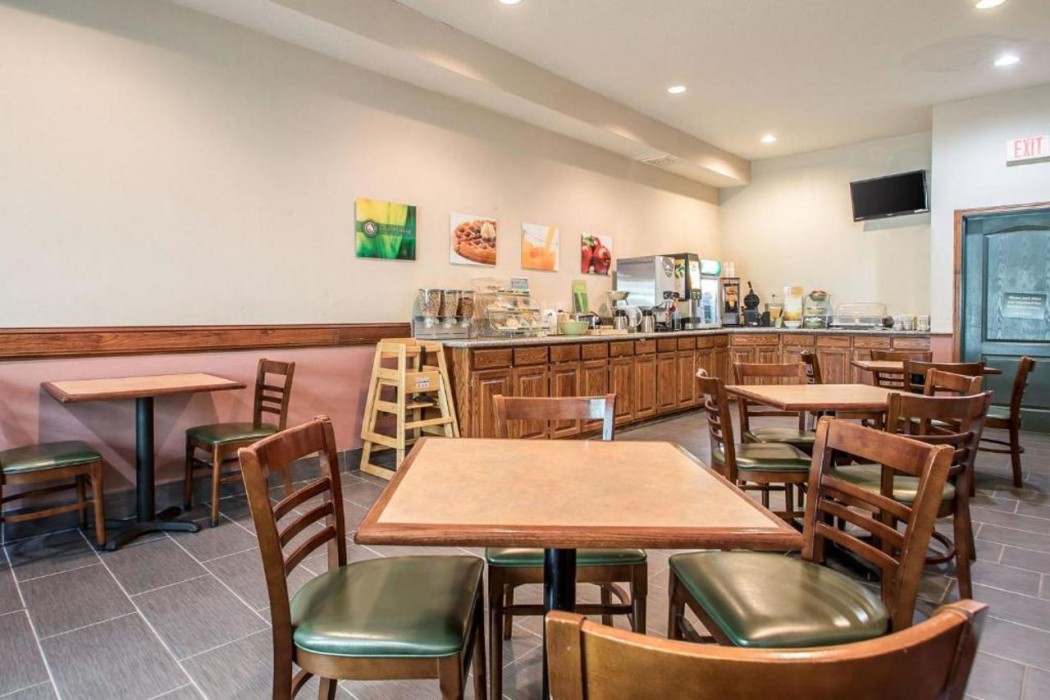 Quality Inn & Suites East Troy I-43 19/33
