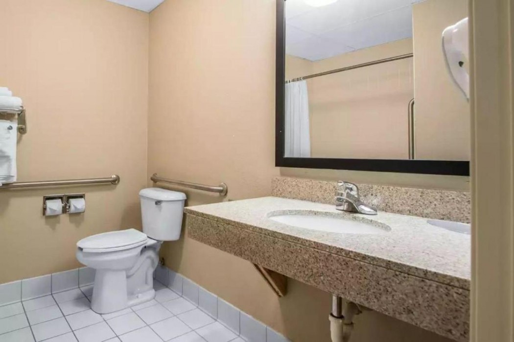 Quality Inn & Suites East Troy I-43 12/33