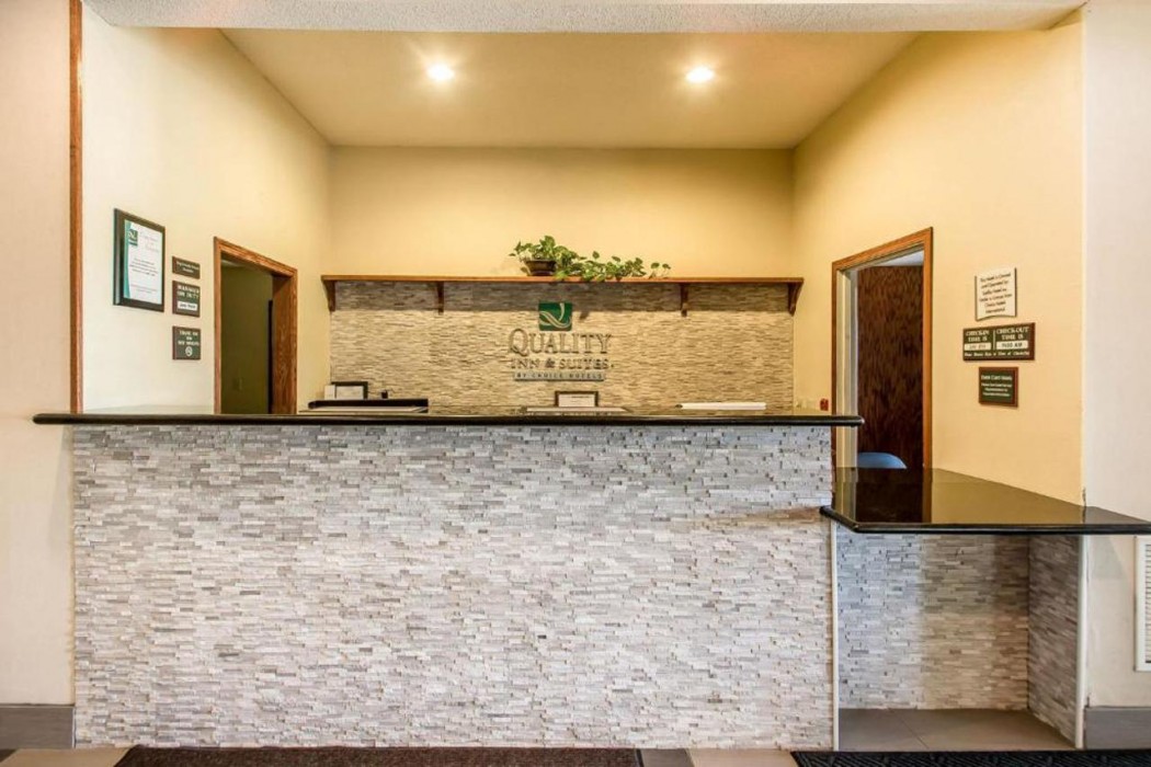 Quality Inn & Suites East Troy I-43 5/33