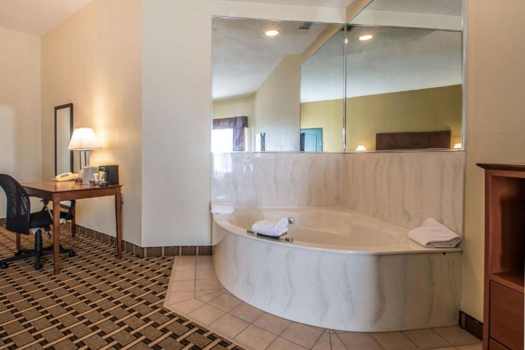 Quality Inn & Suites East Troy I-43 14/33