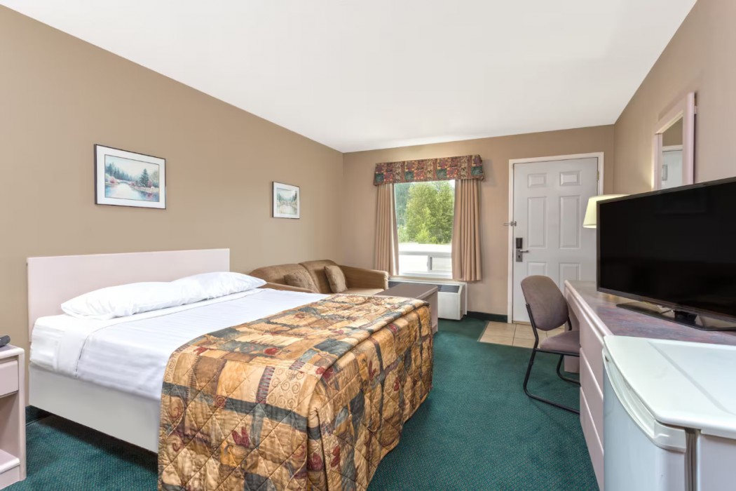 Super 8 by Wyndham Golden 8/20