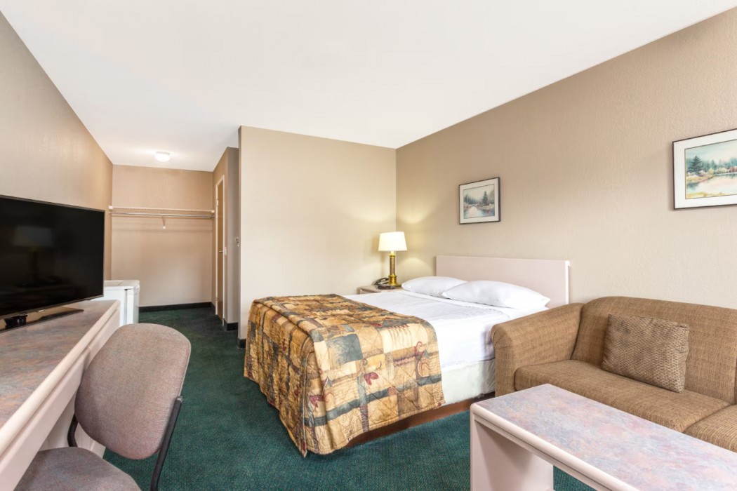 Super 8 by Wyndham Golden 11/20
