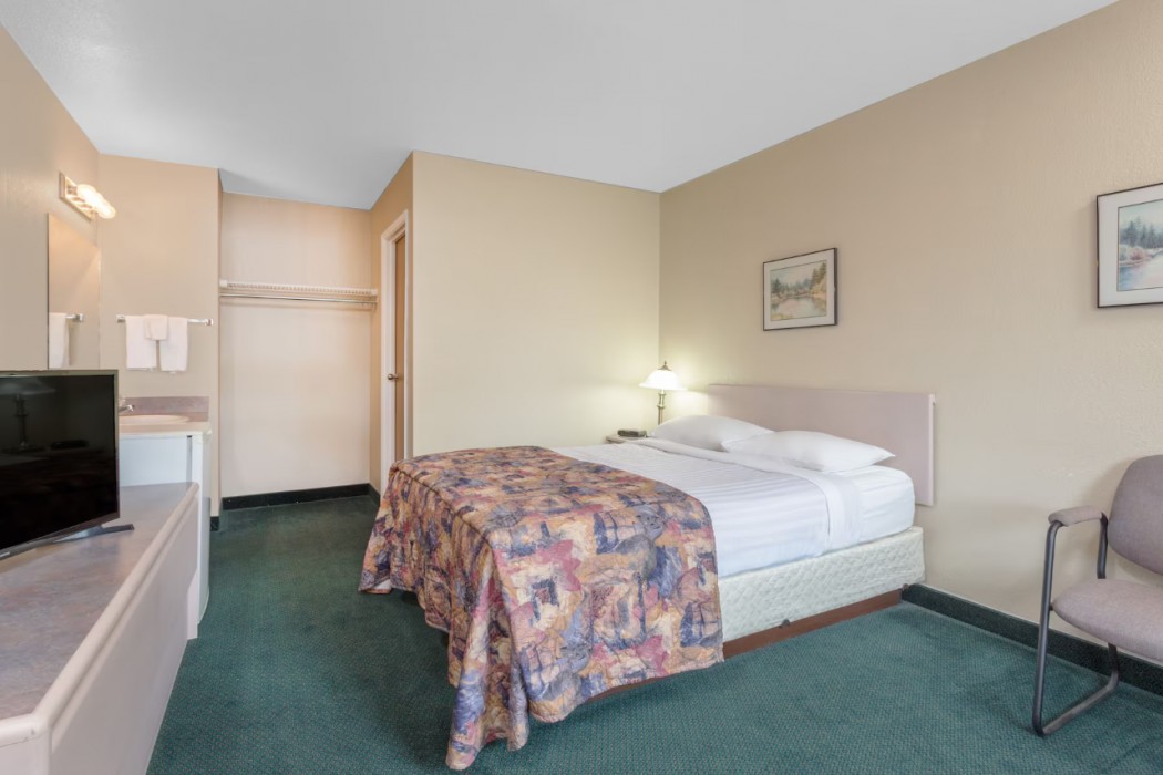 Super 8 by Wyndham Golden 10/20