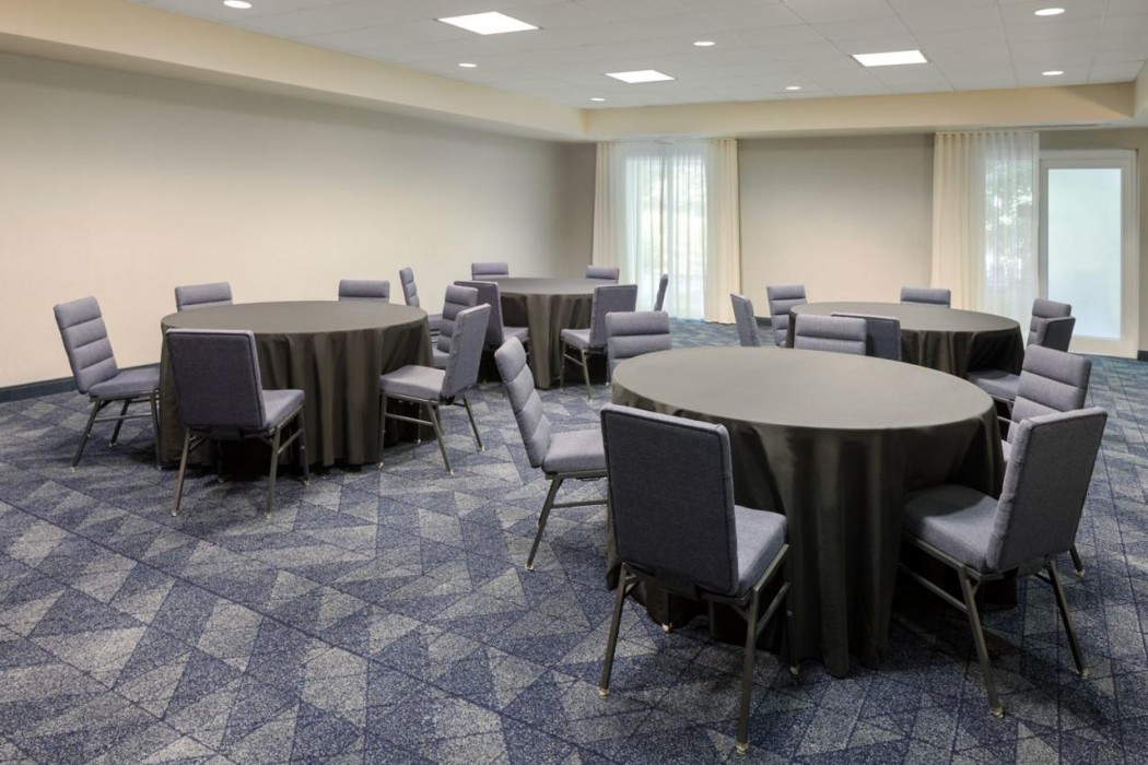 Courtyard By Marriott Edison Woodbridge 36/40