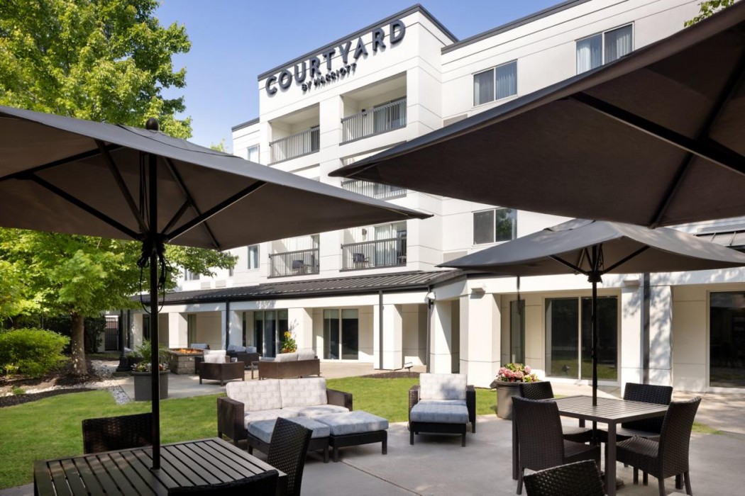 Courtyard By Marriott Edison Woodbridge 5/40