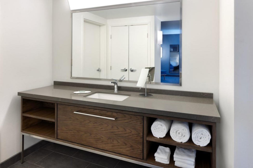 Courtyard By Marriott Edison Woodbridge 18/40