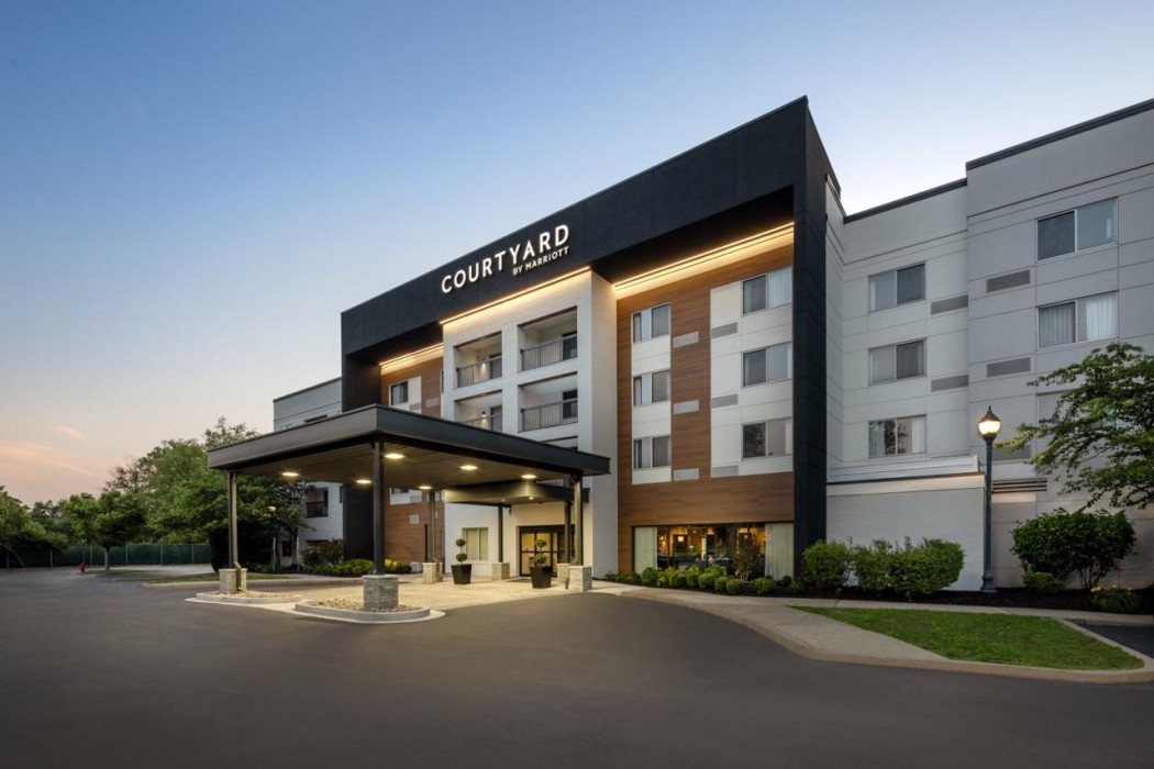 Courtyard By Marriott Edison Woodbridge 4/40