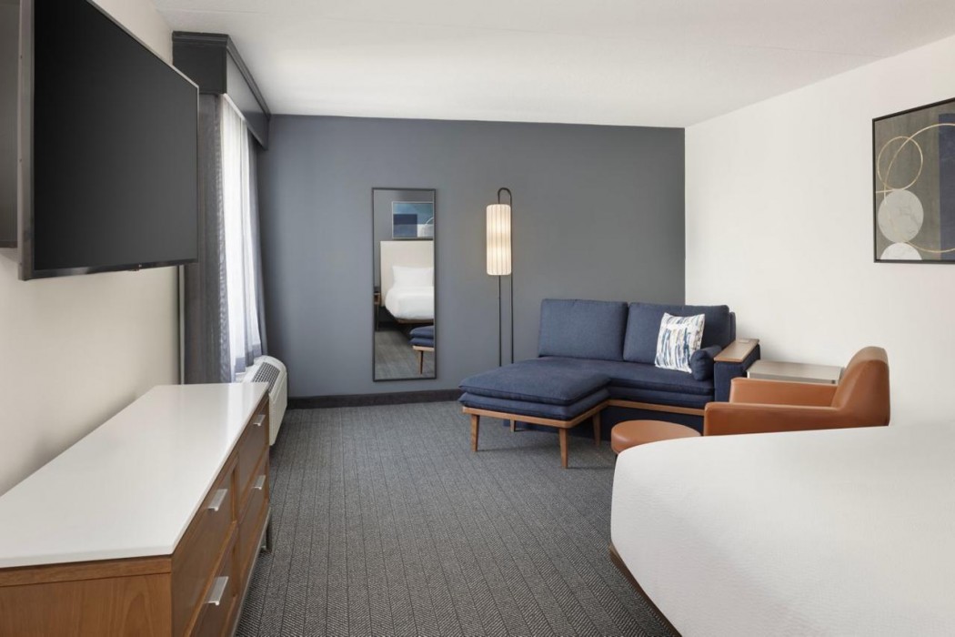 Courtyard By Marriott Edison Woodbridge 14/40