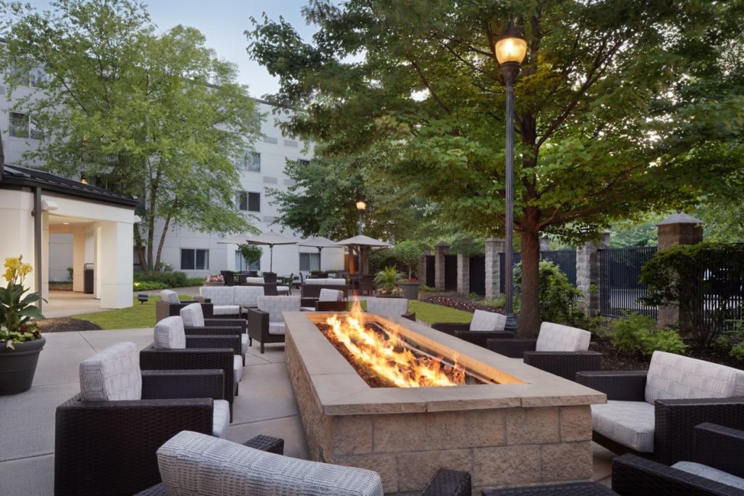 Courtyard By Marriott Edison Woodbridge 30/40