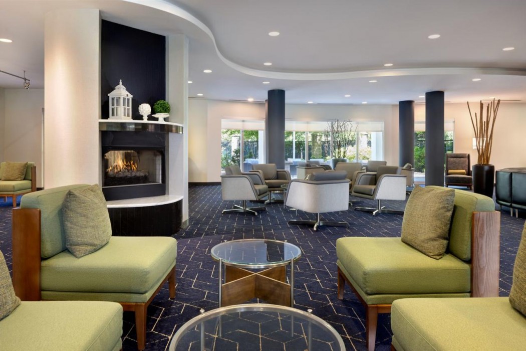 Courtyard By Marriott Edison Woodbridge 8/40