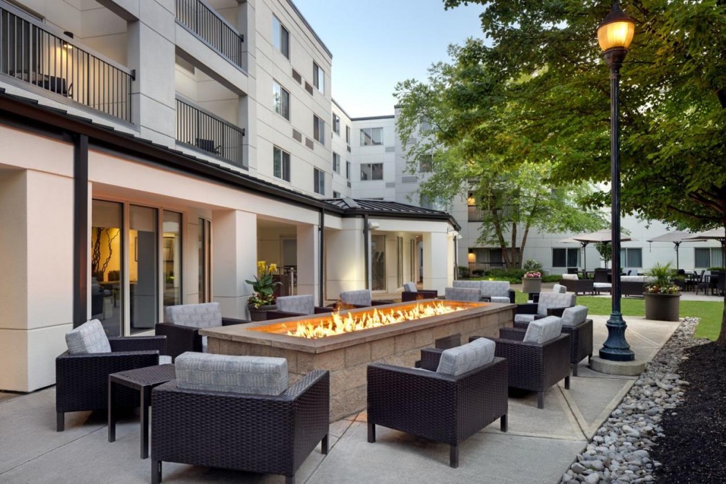 Courtyard By Marriott Edison Woodbridge 26/40