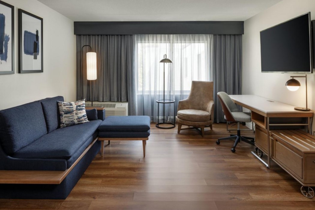 Courtyard By Marriott Edison Woodbridge 17/40