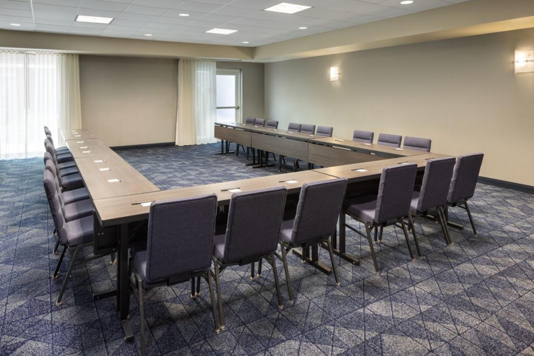 Courtyard By Marriott Edison Woodbridge 32/40