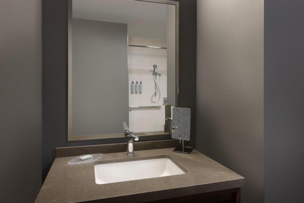 Courtyard By Marriott Edison Woodbridge 22/40