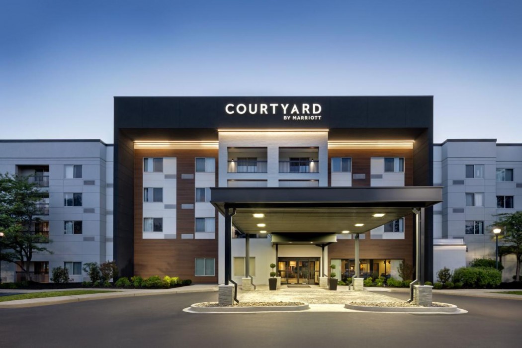 Courtyard By Marriott Edison Woodbridge 1/40