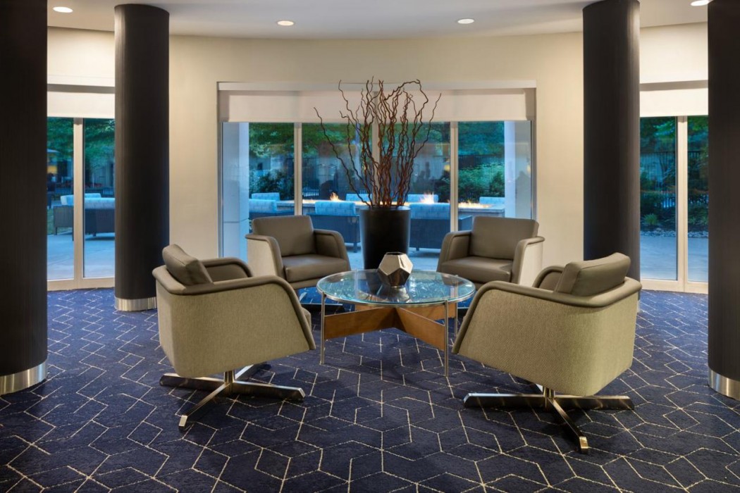 Courtyard By Marriott Edison Woodbridge 10/40
