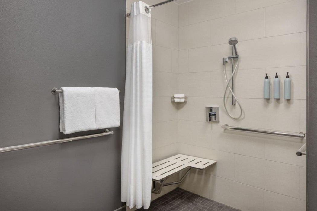 Courtyard By Marriott Edison Woodbridge 19/40