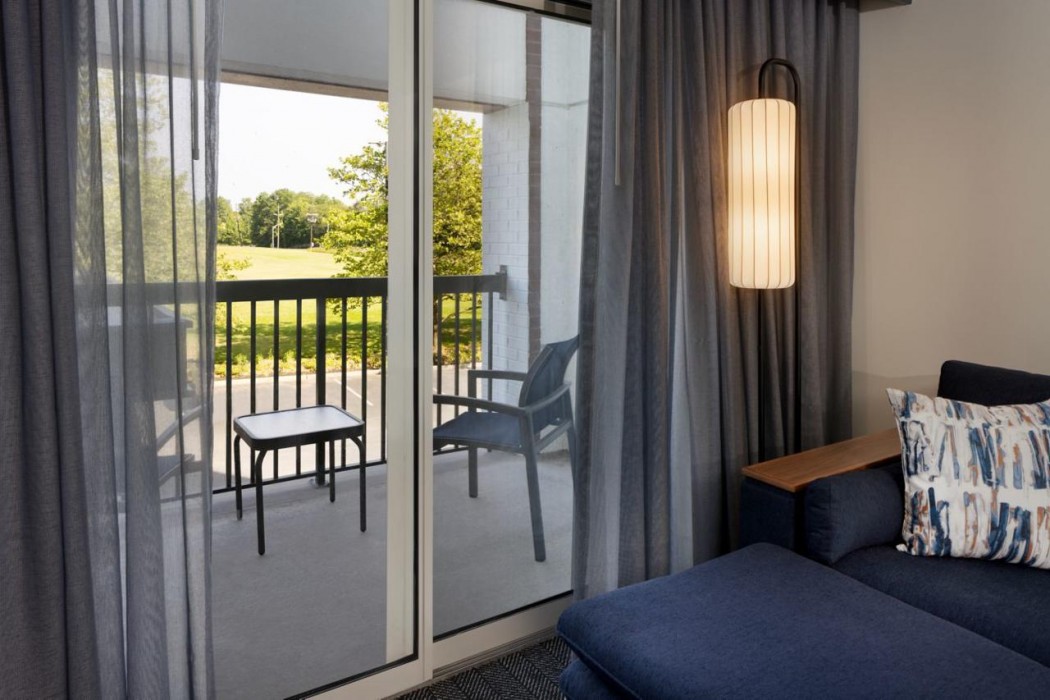 Courtyard By Marriott Edison Woodbridge 24/40